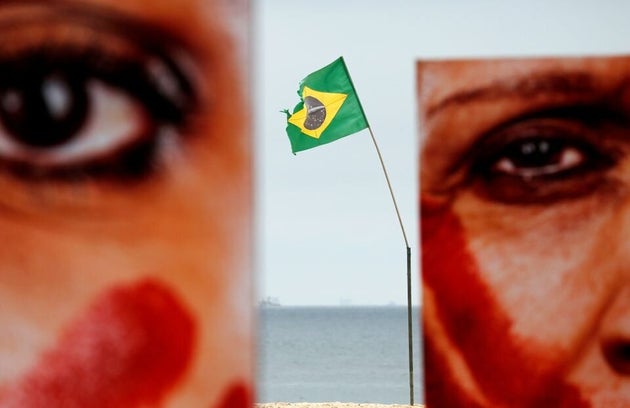 No Brasil, a taxa de assassinato de mulheres negras cresceu quase 30%, enquanto a de mulheres não...