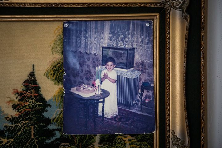 幼少期にイランで暮らしていたころのナディさんの写真が、自宅に飾られていた。