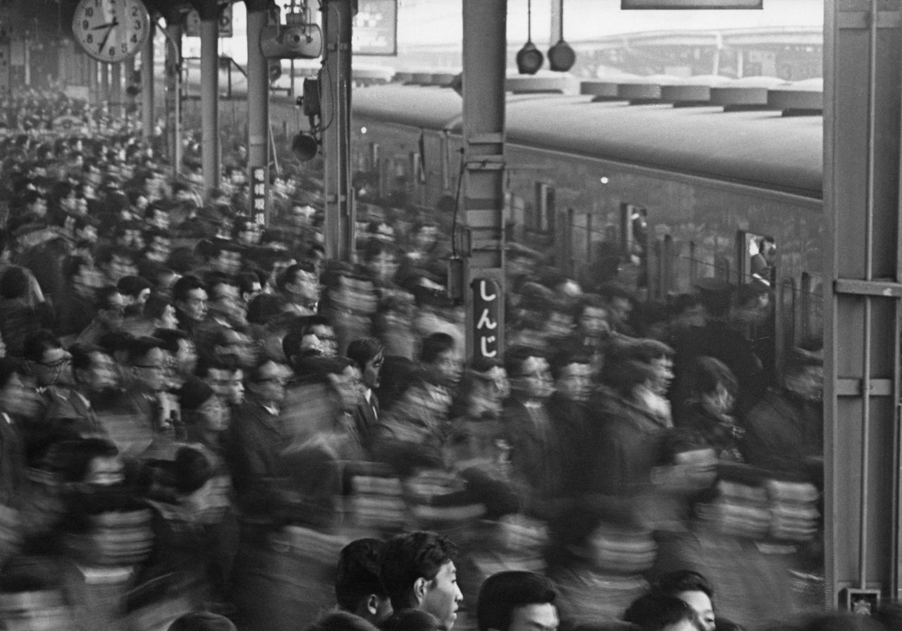Ώρα αιχμής. Οι Ιάπωνες σπεύδουν για τις δουλειές τους - Σταθμός Shinjuku στο Τόκυο 1960. 