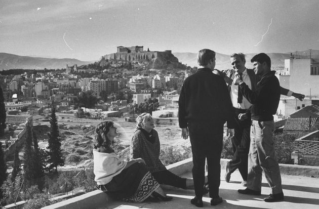 Ο Νάνος Βαλαωρίτης σε μία ιστορική φωτογραφία 60 χρόνια πίσω, με φόντο την Ακρόπολη. Δεύτερος από δεξιά, φορώντας γραβάτα, συνομιλώντας με τον συγγραφέα Γκρέγκορι Κόρσο (δεξιά στην εικόνα)