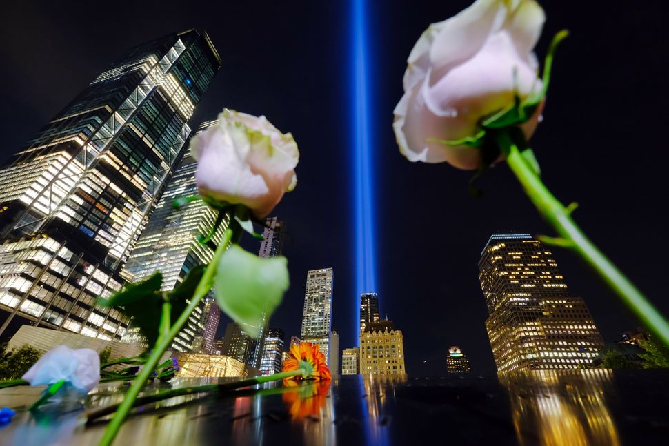 Το "Αφιέρωμα στο Φως", που φαίνεται από το χάλκινο στηθαίο που περιβάλλει τη βόρεια λίμνη του Μνημείου της 11ης Σεπτεμβρίου στη Νέα Υόρκη, ανεβαίνει στο ουρανό κατά την 18η επέτειο από τις τρομοκρατικές επιθέσεις.
