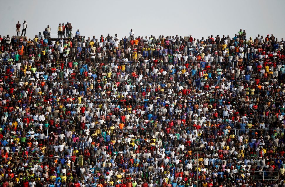 Χιλιάδες άνθρωποι θρηνούν μπροστά στην σωρό του Ρόμπερτ Μουγκάμπε, στο στάδιο Ρουφάρο, στην Μπάρε, Χαράρε, στην Ζιμπάμπουε, στις 12 Σεπτεμβρίου.
