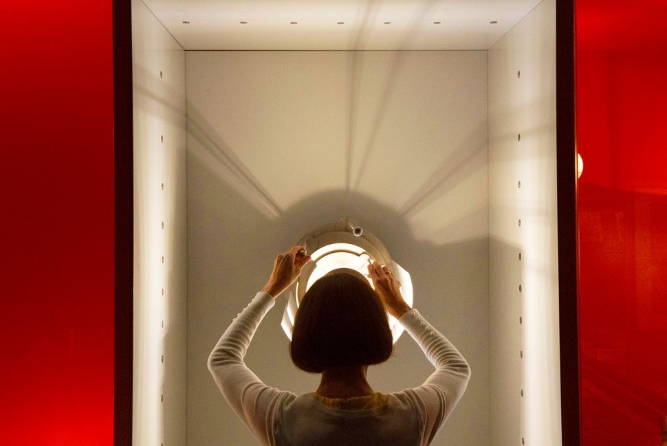 Μια γυναίκα χρησιμοποιεί ένα διαδραστικό μοντέλο φωτός κατά τη διάρκεια της παρουσίασης του στα μέσα ενημέρωσης, σε μια από τις αίθουσες εκθέσεων του νέου Μουσείου Bauhaus στο Ντεσάου της Γερμανίας, στις 7 Σεπτεμβρίου.