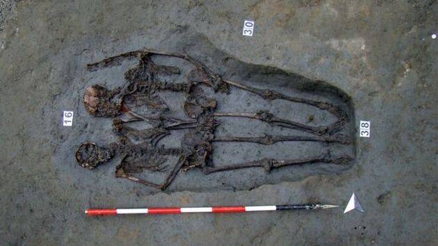 Ces deux squelettes ont été retrouvés en 2009 à Modène, en Italie, se tenant la