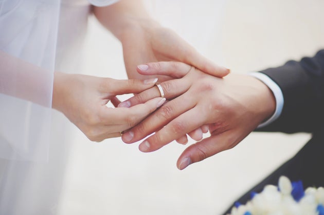 Perde La Fede In Mare La Ritrova Nel Giorno Dell Anniversario Di Nozze L Huffpost