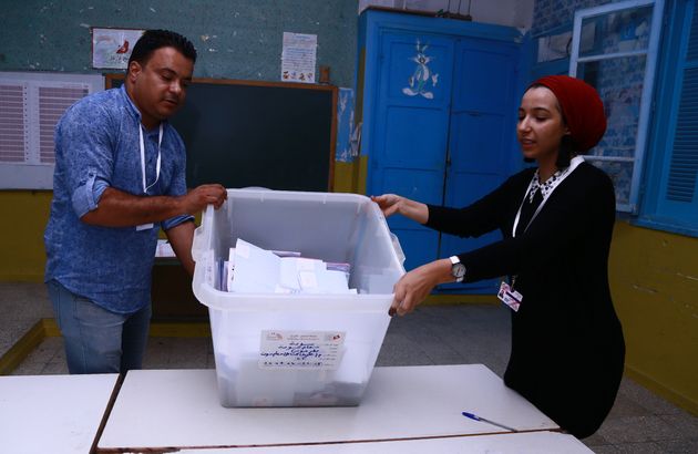 Des volontaires procèdent au décompte des voix dans un bureau de vote de Sousse, ce 15