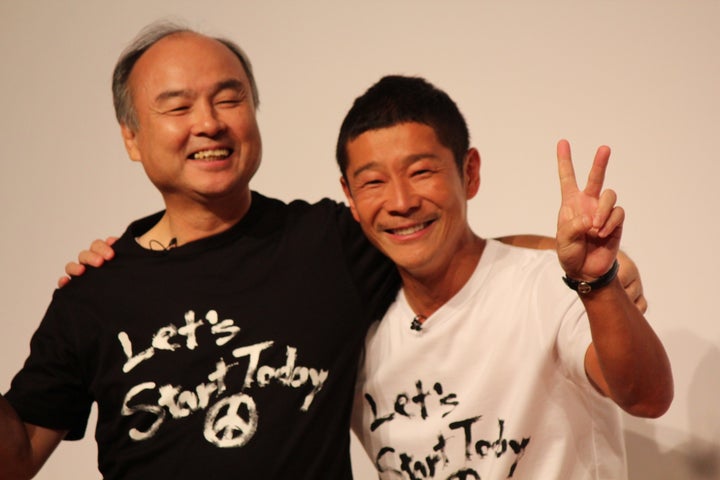 全額寄付のTシャツを着る前澤氏と孫正義氏