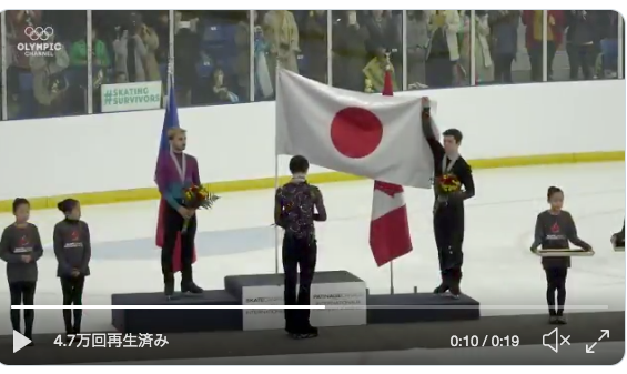 メーシング選手が手で掲揚した国旗に向かう羽生結弦