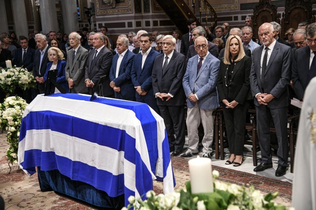 Από δεξιά: Α.Παπανδρέου, Φ. Γεννηματά, Ν. Κακλαμάνης, Π.Παυλόπουλος, Αλ.Τσίπρας, Αλ.Φλαμπουράρης, Κ.Καραμανλής, Απ.Κακλαμάνης, Β.Θάνου, Κ.Σκανδαλίδης.