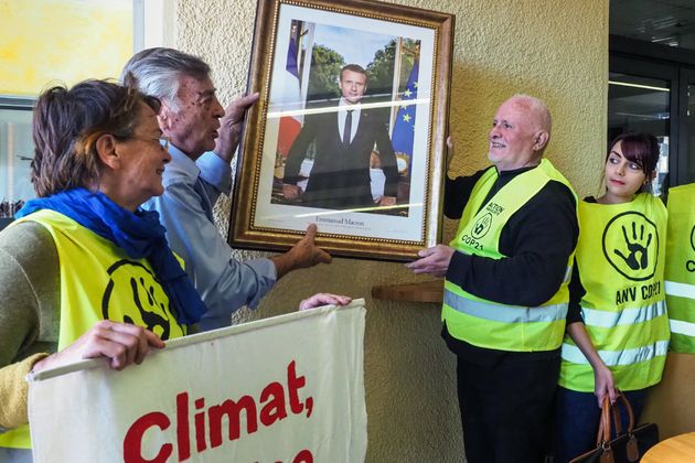 DÃ©crochage du portrait d'Emmanuel Macron Ã  la mairie de