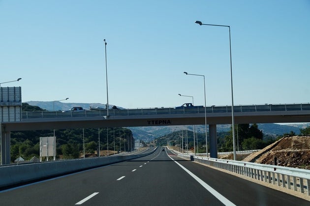 Τραγωδία στη Θεσσαλονίκη: Βούτηξε στο κενό από αερογέφυρα και έπεσε σε