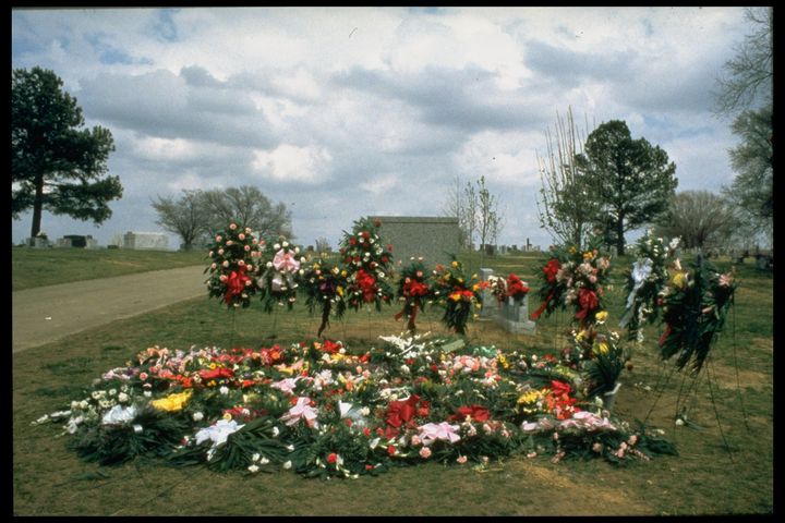 アーカンソー州で起きた銃乱射事件の犠牲者を悼む花束