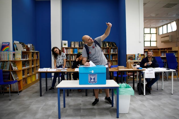 Βγάζοντας selfie τη στιγμή που ρίχνεις το ψηφοδέλτιο στην κάλπη. Τελ Αβίβ, Ισραήλ, 17 Σεπτεμβρίου 2019.