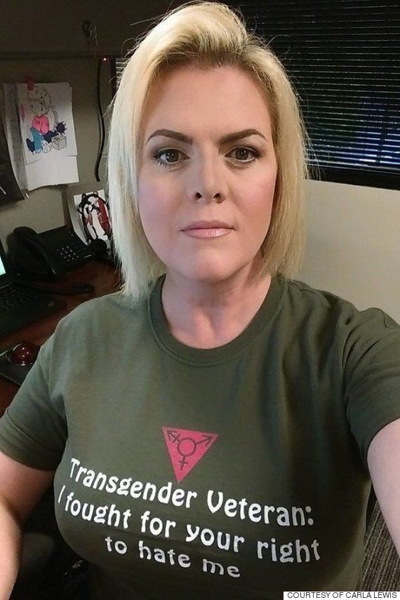 이 트랜스젠더 전역 군인의 강력한 티셔츠 문구를 보라 : 