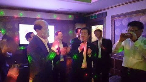 홍준표, 도의원들과 노래방 3곡+대야주 폭탄(사진