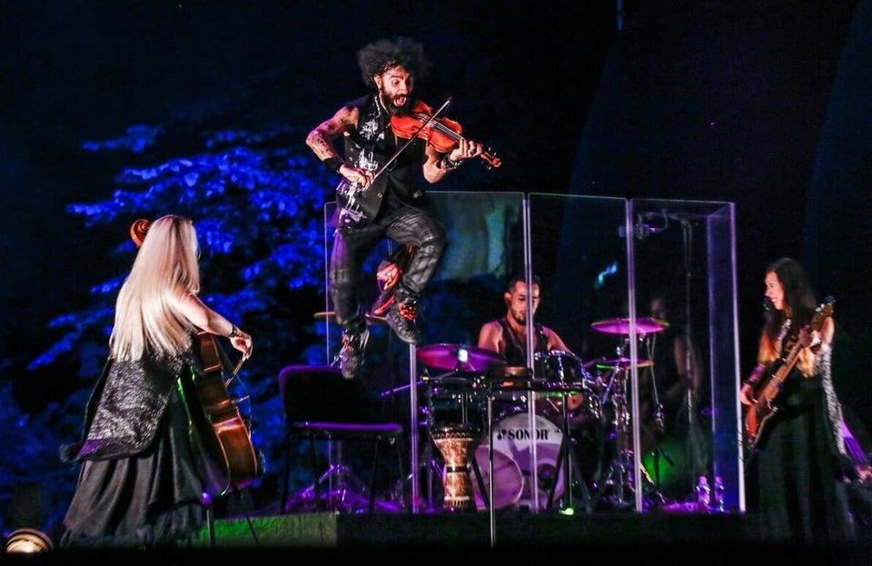 Ο Άρα Μαλικιάν «πετάει» πάνω από τη σκηνή.