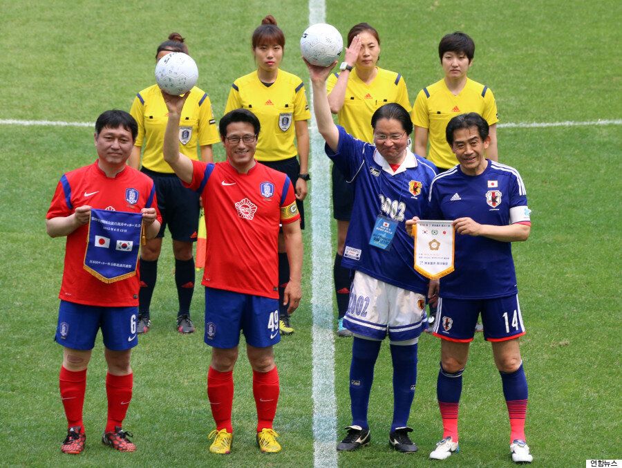 화보 한국-일본 국회의원 '축구 올스타전'의 화기애애한 풍경 ...