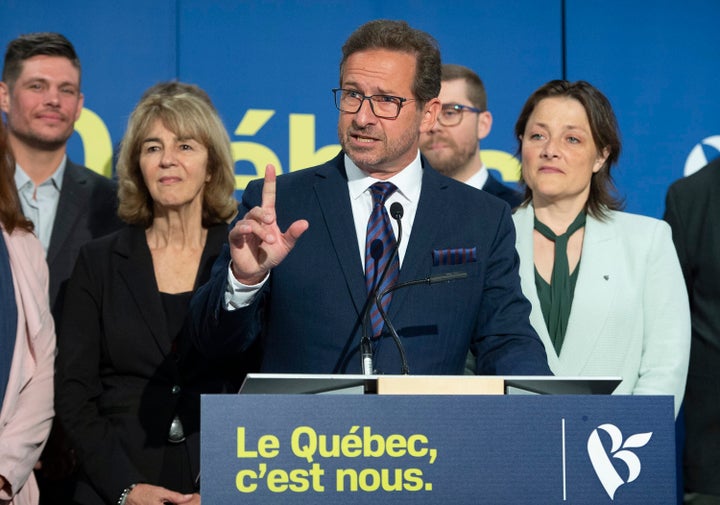 Le chef bloquiste Yves-Francois Blanchet, entouré de certains de ses candidats