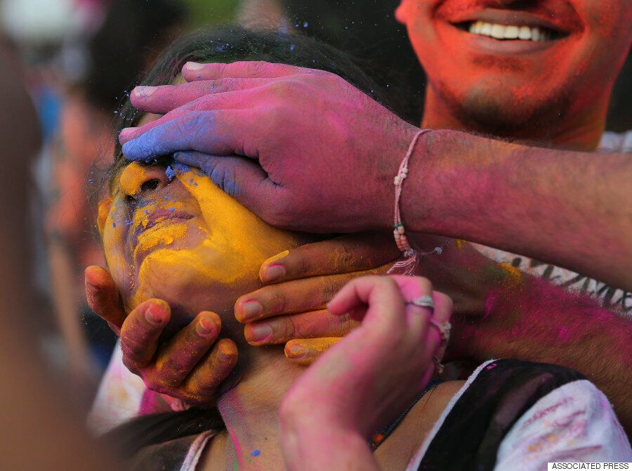 인도 홀리축제에는 수만 가지의 색이