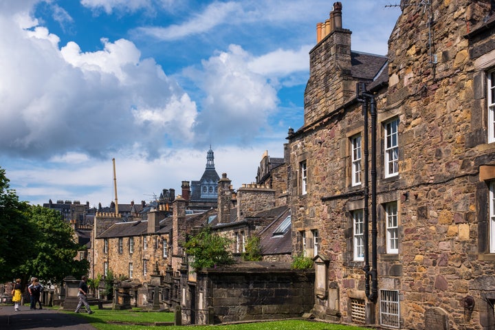 A cidade de Edimburgo, no Reino Unido. 
