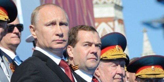 블라디미르 푸틴 러시아 대통령과 드리트리 메드베테프 총리(왼쪽 두번째)가 9일(현지시각) 러시아 모스크바에서 열린 제2차 세계대전 승전 기념 군사퍼레이드를 참관하고