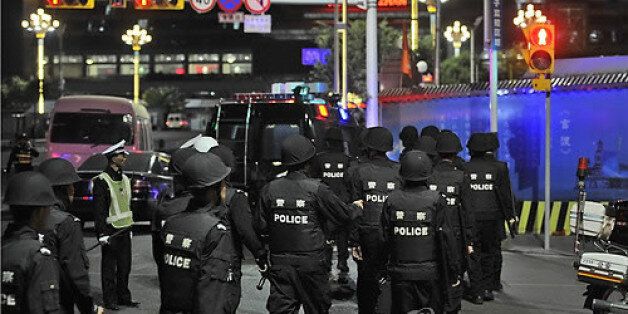중국 윈난성 쿤밍(昆明) 철도역 테러 현장에 공안들이 출동한