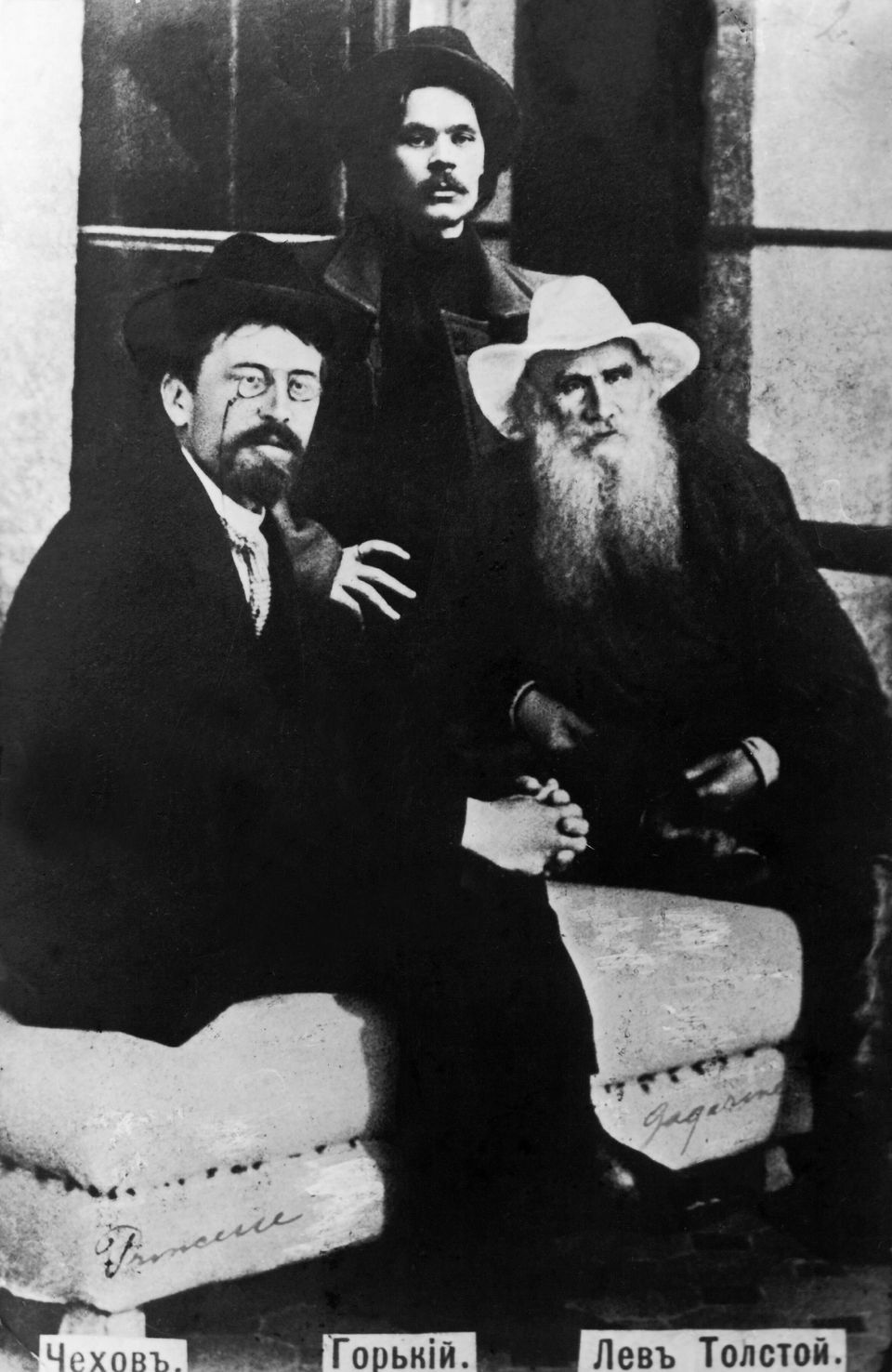 Αριστερά Άντον Τσέχοφ, στο κέντρο Μαξίμ Γκόργκι και με τη λευκή γενειάδα Λέων Τολστόι. Γύρω στα 1900.  Ο Τολστόι «μεγάλωσε» τον Γκόρκι, τον Τσέχοφ, τον Προυστ, και ενέπνευσε τον Γκάντι -με τον οποίον διατηρούσε αλληλογραφία- τον Νέλσον Μαντέλα, τον Μάρτιν Λούθερ Κινγκ. 