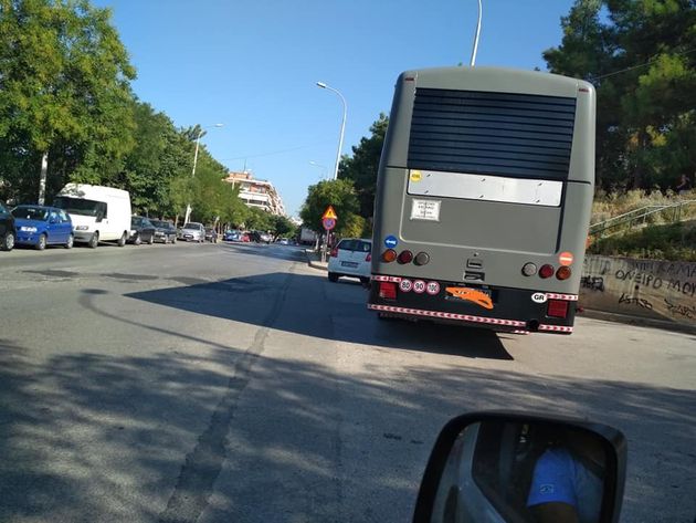 Ο Ελληνάρας ξαναχτυπά: Παρκάρει τουριστικό λεωφορείο κάθετα κι όποιον πάρει ο