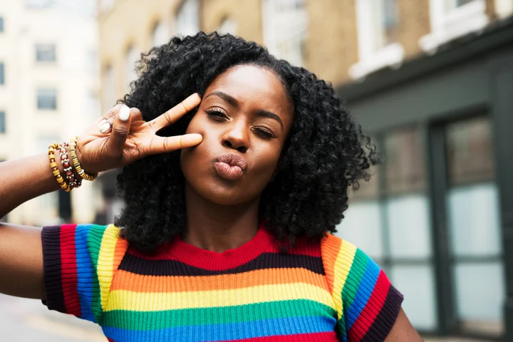If You're An Introvert, Force Yourself To Be An Extrovert. It'll Make You Happier, Say Experts | HuffPost UK Life If You're An Introvert, Force Yourself To Be An Extrovert. It'll Make You Happier, Say Experts | HuffPost UK Life