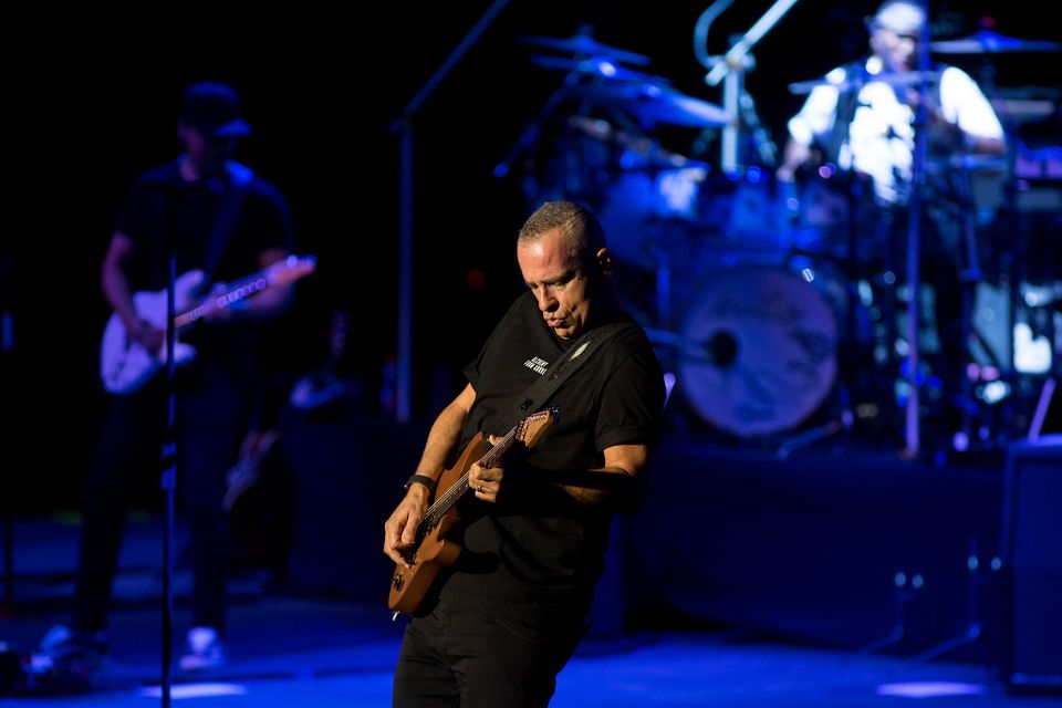 Ο Ερος Ραματσότι παίζει κιθάρα, ντραμς και πλήκτρα και ανάμεσα στα πιο γνωστά του τραγούδια είναι τα «Un altra te» και «Piu bella cosa».