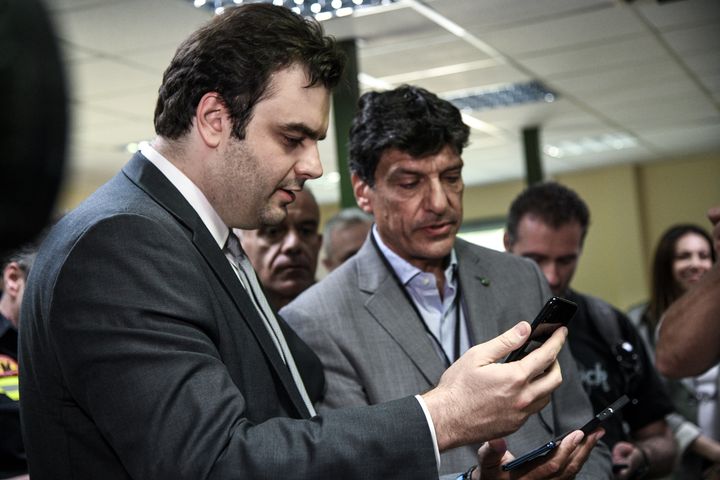 Ο υπουργός Ψηφιακής Διακυβέρνησης Κυριάκος Πιερρακάκης, εδώ σε στιγμιότυπο με τον διευθυντή της Ενωσης Εταιρειών Κινητής Τηλεφωνίας, Γιώργο Στεφανόπουλο.
