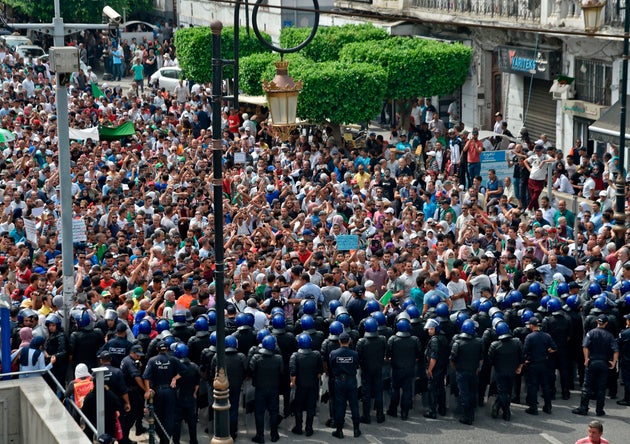 Gaid Salah ordonne à la GN de fermer la capitale aux manifestants 5d822f9e2400002e2a7db423