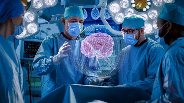 H προετοιμασία/εξάσκηση για την εγχείριση σε ανθρώπινο εγκέφαλο, ένα απίστευτο ιατρικό επίτευμα, θα μπορούσε να είναι μία από τις εφαρμογές της τεχνολογίας επαυξημένης πραγματικότητας.  