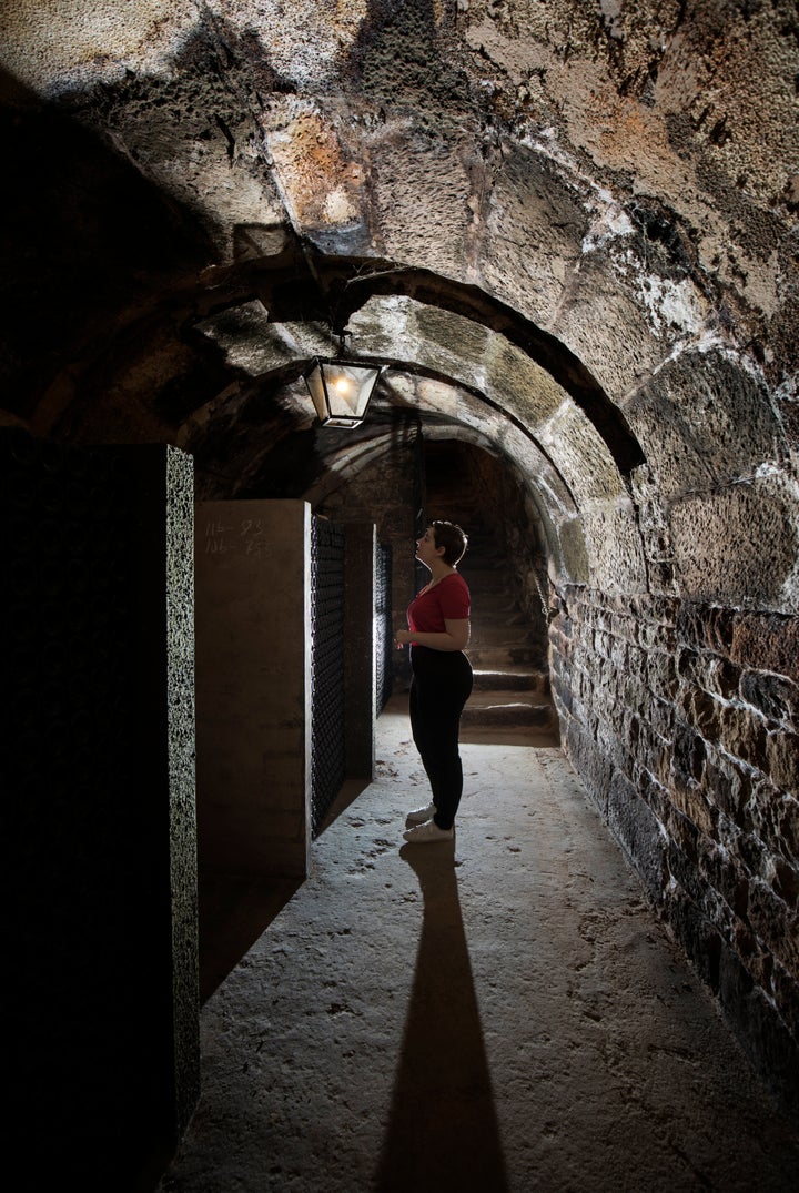 La autora vasca, en el calado de la bodega de Contino.
