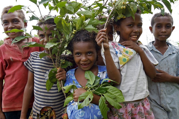 Enfants des îles Trobriand, en Papouasie-Nouvelle-Guinée, en 2007. Les habitants de ces îles sont classés...