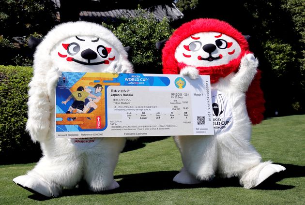 Les mascottes officielles de la Coupe du monde de rugby au Japon tiennent une réplique des tickets...