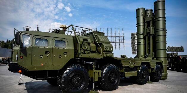 Russian S-400 anti-aircraft missile launching system is displayed at the exposition field in Kubinka Patriot Park outside Moscow on August 22, 2017 during the first day of the International Military-Technical Forum Army-2017. / AFP PHOTO / Alexander NEMENOV (Photo credit should read ALEXANDER NEMENOV/AFP/Getty Images)