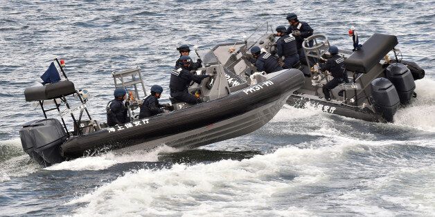 Japan Coast Guard security team display tracking and capture drills by rigid-hulled inflatable boats against an unidentified ship while Philippine President Rodrigo Duterte inspects at sea in Yokohama, south of Tokyo, Japan October 27, 2016. REUTERS/Kazuhiro Nogi/Pool