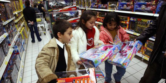 ATHENS, GREECE: Greek children hold their Christmas gifts on sale in central Athens' shopping district 24 December 2003. AFP/PHOTO Fayez NURELDINE (Photo credit should read FAYEZ NURELDINE/AFP/Getty Images)