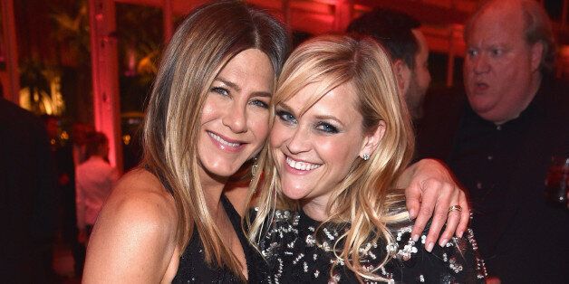 BEVERLY HILLS, CA - FEBRUARY 26: (EXCLUSIVE ACCESS, SPECIAL RATES APPLY) Actors Jennifer Aniston (L) and Reese Witherspoon attend the 2017 Vanity Fair Oscar Party hosted by Graydon Carter at Wallis Annenberg Center for the Performing Arts on February 26, 2017 in Beverly Hills, California. (Photo by Kevin Mazur/VF17/WireImage)