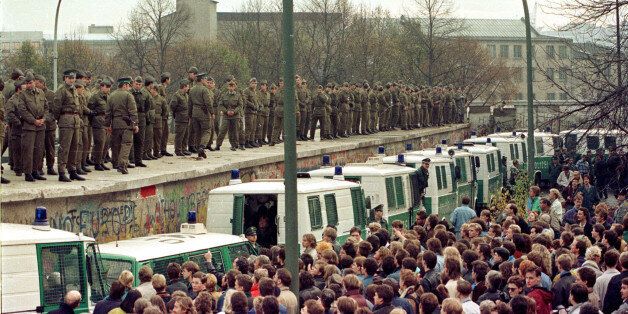 FILE PHOTO 11NOV89 - Hundreds of East Berlin border guards stand atop the Berlin Wall at the Brandeburg Gate faced by thousands of West Berliners in this November 11, 1989 file photo. The 10th anniversary off the