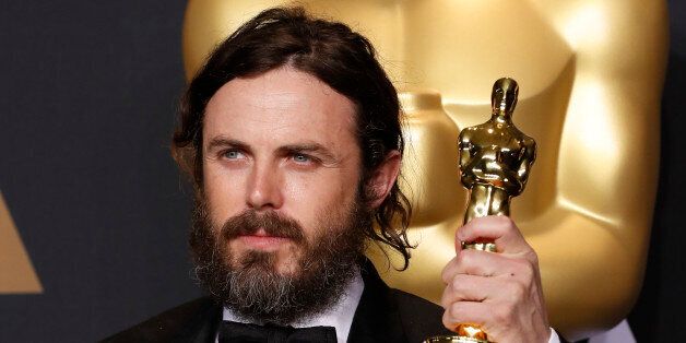 89th Academy Awards - Oscars Backstage - Hollywood, California, U.S. - 26/02/17 â Casey Affleck, winner of Best Actor for Manchester by the Sea, holds his oscar. REUTERS/Lucas Jackson