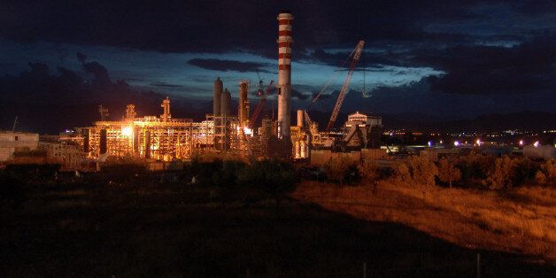 An idrogen plant refinery under construction by night