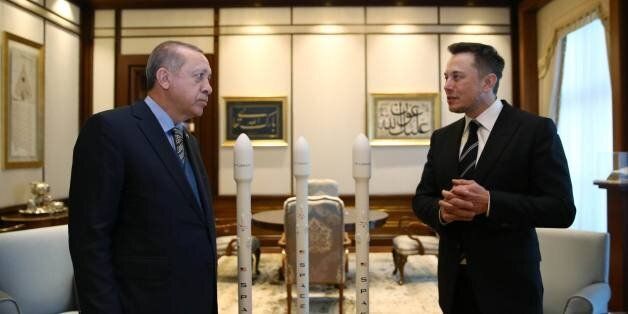 Turkish President Recep Tayyip Erdogan (L) speaks with the founder of US aerospace manufacturer and space transport services company SpaceX, Elon Musk during a meeting in Ankara on November 8, 2017, as they stand next to models of SpaceX rockets. / AFP PHOTO / STR (Photo credit should read STR/AFP/Getty Images)