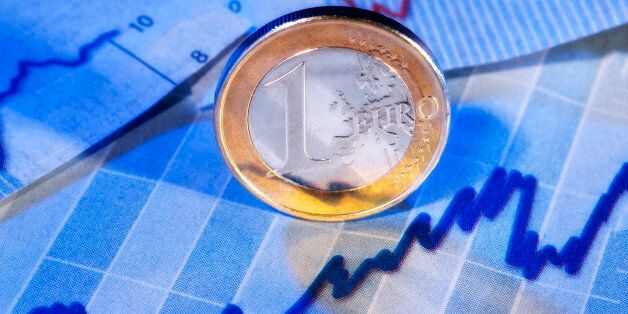 Euro MÃ¼nze und Grafik mit steigender Kurve