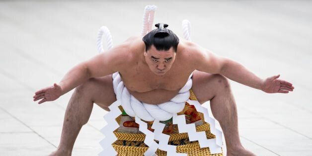 TOPSHOT - Mongolian-born sumo grand champion or 'yokozuna' Harumafuji performs a ring-entering ceremony at Meiji Shrine in Tokyo on January 6, 2017. Three sumo grand champions, Hakuho, Kakuryu and Harumafuji, made their New Year pilgrimage at the shrine. / AFP / Behrouz MEHRI (Photo credit should read BEHROUZ MEHRI/AFP/Getty Images)