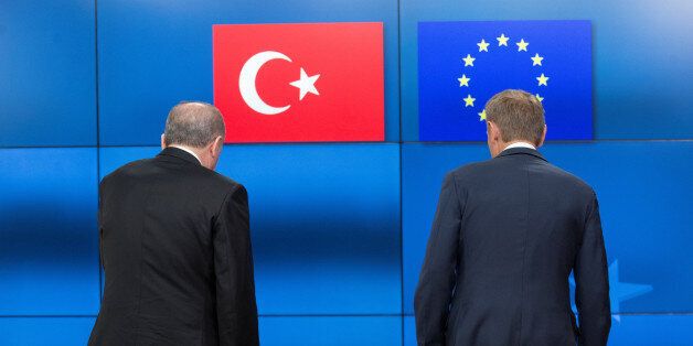 Turkish President Recep Tayyip Erdogan (L) walks with European Council President Donald Tusk (R) in Brussels, Belgium, May 25, 2017. REUTERS/Francois Lenoir/Pool