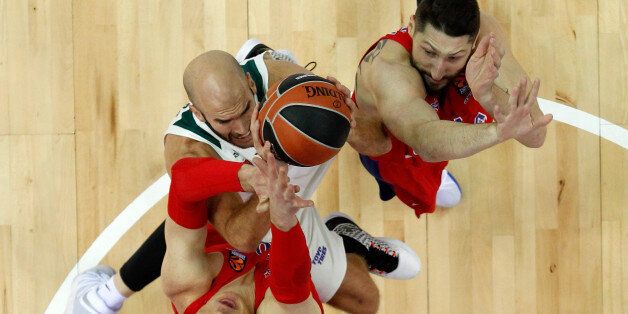 MOSCOW, RUSSIA - OCTOBER 25: Nick Calathes, #33 of Panathinaikos Superfoods Athens competes with Andrey Vorontsevich, #20 and Nikita Kurbanov, #41 of CSKA Moscow in action during the 2017/2018 Turkish Airlines EuroLeague Regular Season game between CSKA Moscow and Panathinaikos Superfoods Athens at USH CSKA on October 25, 2017 in Moscow, Russia. (Photo by Mikhail Serbin/EB via Getty Images)