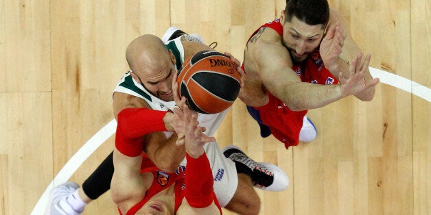 MOSCOW, RUSSIA - OCTOBER 25: Nick Calathes, #33 of Panathinaikos Superfoods Athens competes with Andrey Vorontsevich, #20 and Nikita Kurbanov, #41 of CSKA Moscow in action during the 2017/2018 Turkish Airlines EuroLeague Regular Season game between CSKA Moscow and Panathinaikos Superfoods Athens at USH CSKA on October 25, 2017 in Moscow, Russia. (Photo by Mikhail Serbin/EB via Getty Images)