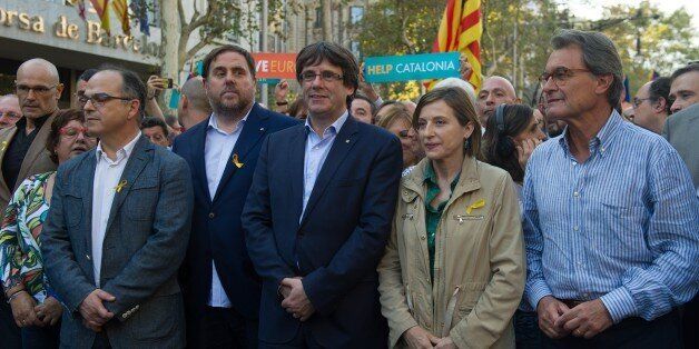 BARCELONA, SPAIN - OCTOBER 21: Catalonia's President Carles Puigdemont (C), Vice-president Oriol Junqueras (C-L), speaker of the Catalan Parliament, Carme Forcadell (C-R) and former Catalan President Artur Mas (R) attend a protest called against the imprisonment of Catalan pro-independet leaders Jordi Sanchez and Jordi Cuixart in Barcelona, Spain on October 21, 2017. (Photo by Lola Bou/Anadolu Agency/Getty Images)